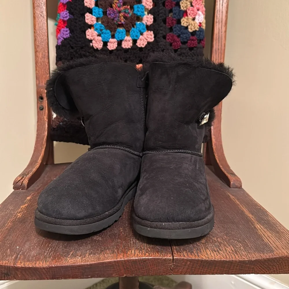 UGG Women’s Bailey Button Bling Size 8 Black - Picture 2 of 5